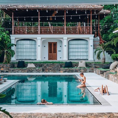 The Salty Pelican Yoga & Surf Retreat ديكويلاّ تين المظهر الخارجي الصورة
